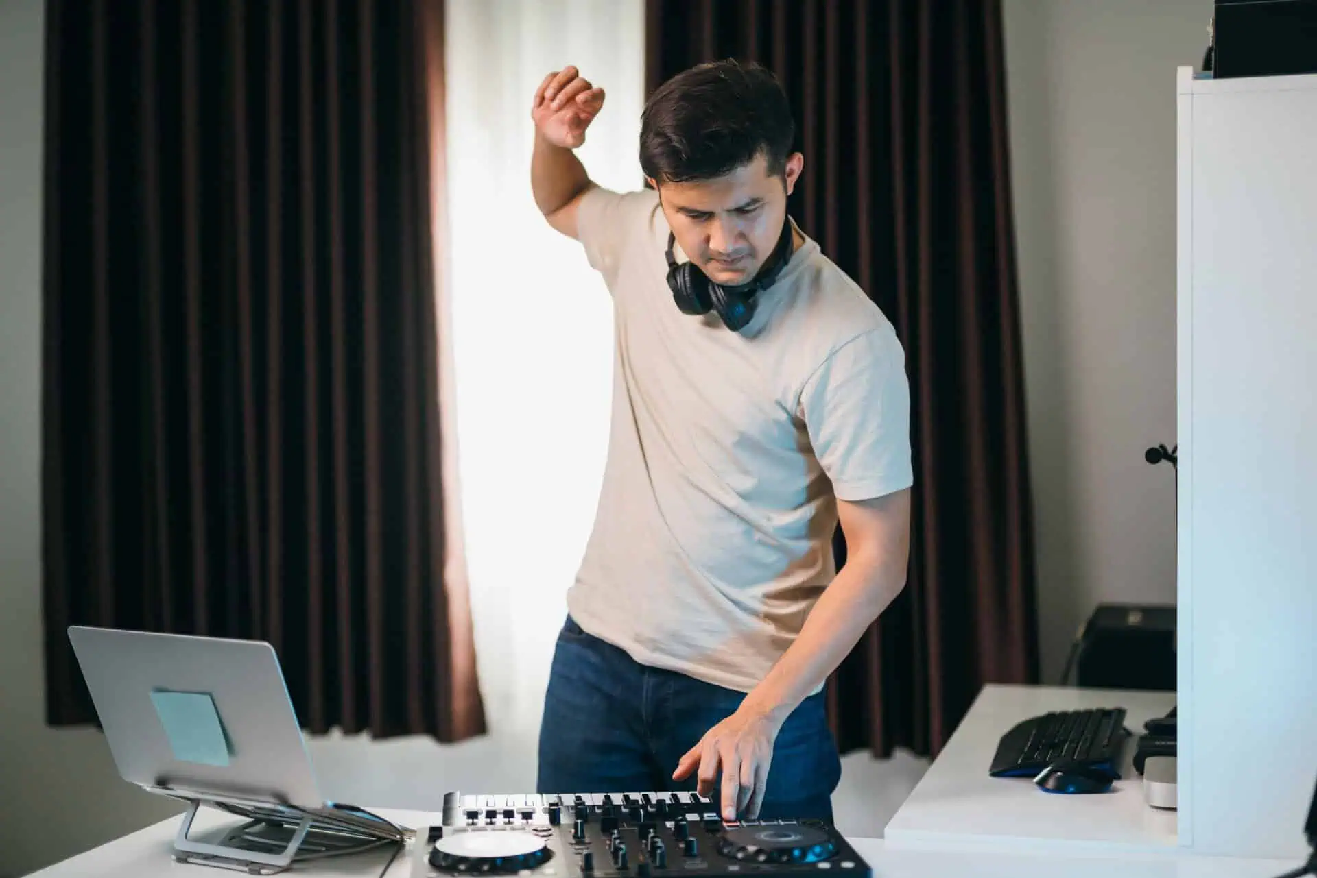 Pioneer DJ DDJ-FLX4 is a Top Choice for DJs of All Skill Levels