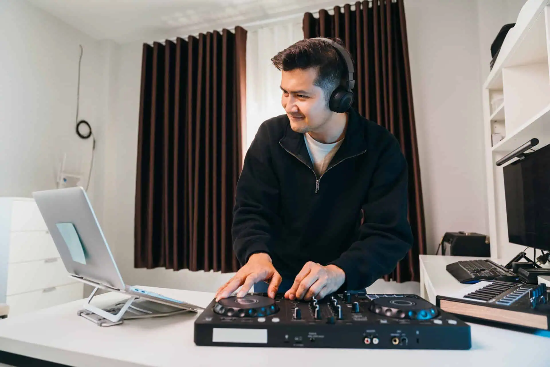 Pioneer DJ DDJ-FLX4 is a Top Choice for DJs of All Skill Levels